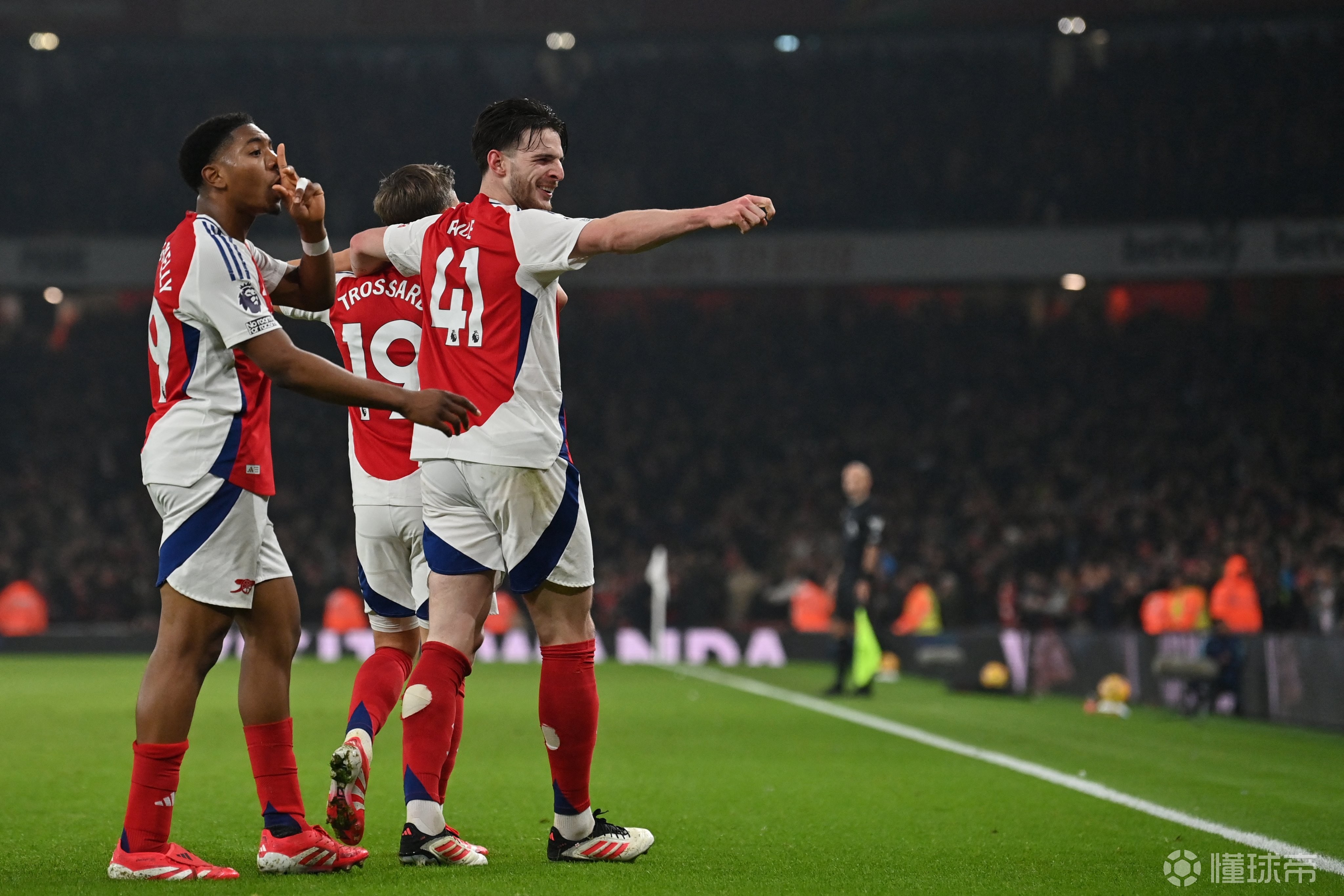 曼联成功晋级欧冠八强,士气高涨 曼联成功晋级欧冠八强,士气高涨